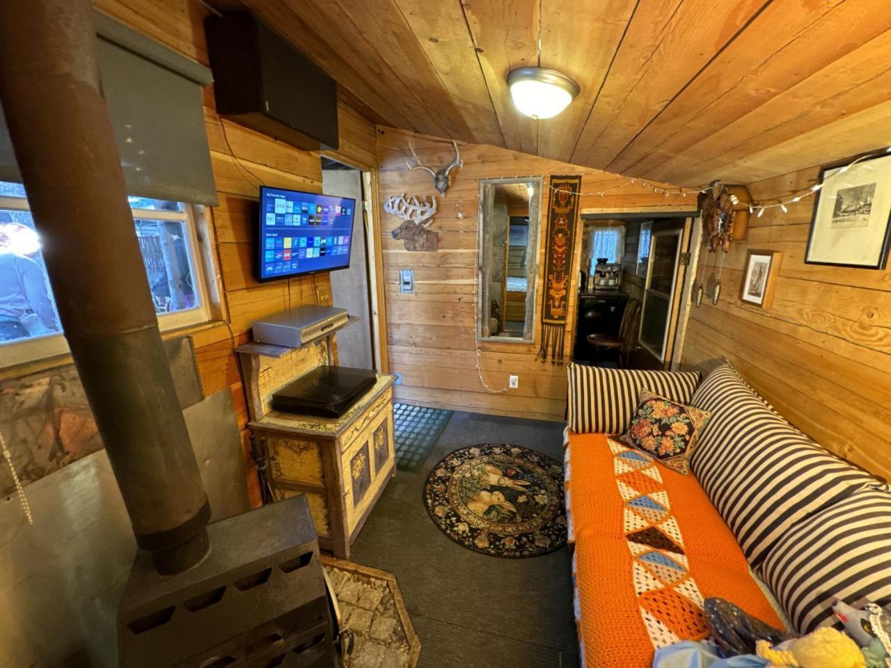Rustic Cozy Cabin With Hot Tub Bragg Creek Экстерьер фото