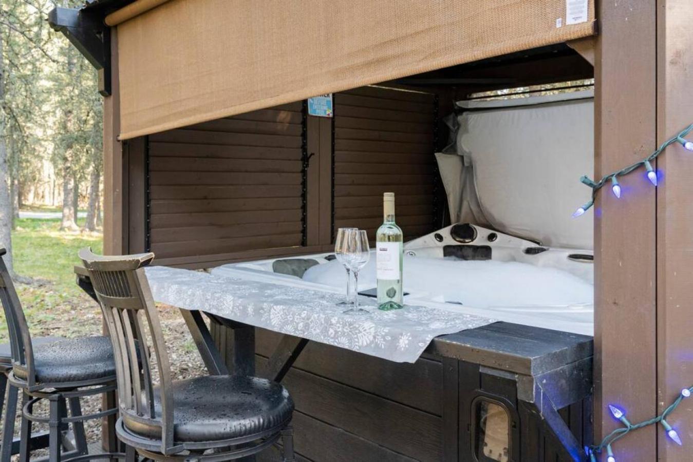 Rustic Cozy Cabin With Hot Tub Bragg Creek Экстерьер фото