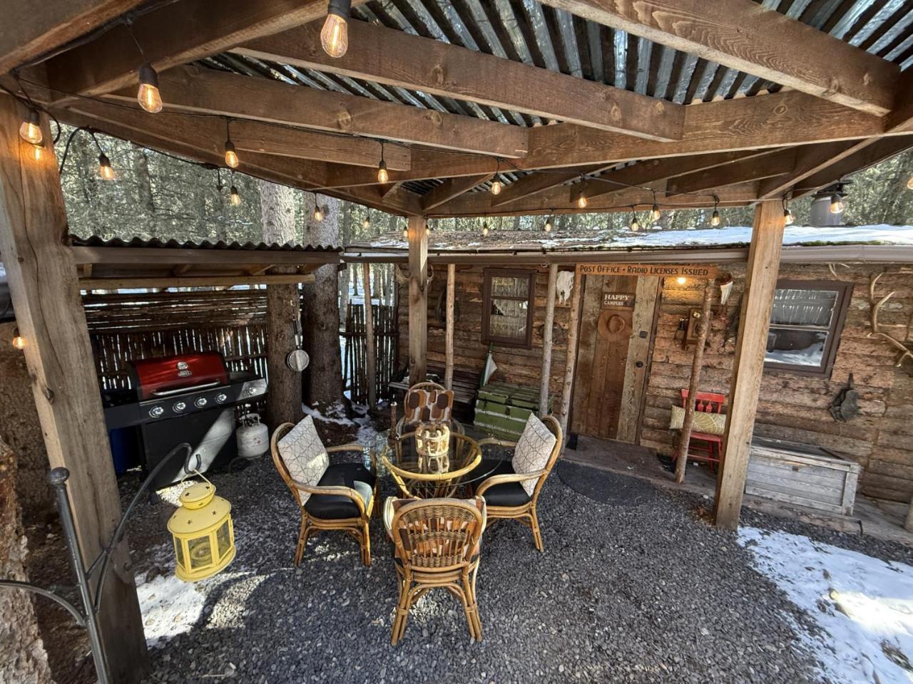 Rustic Cozy Cabin With Hot Tub Bragg Creek Экстерьер фото