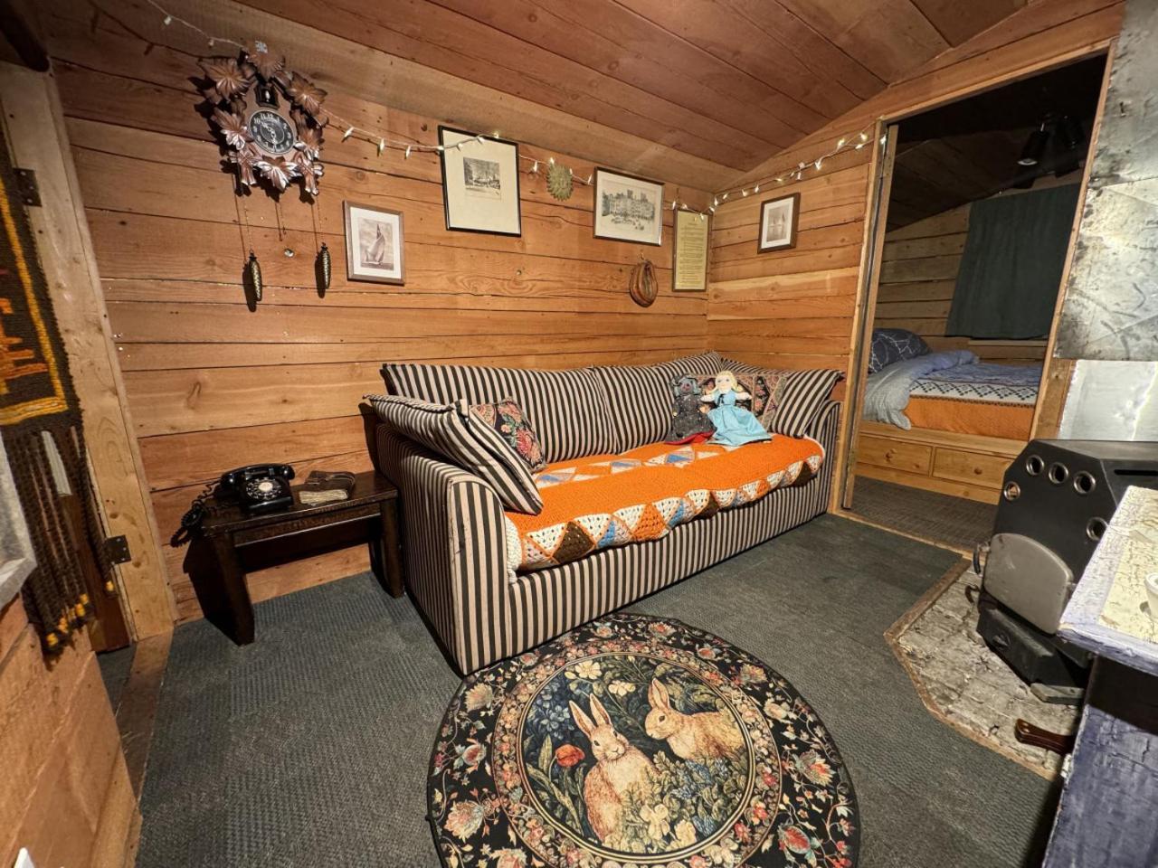 Rustic Cozy Cabin With Hot Tub Bragg Creek Экстерьер фото