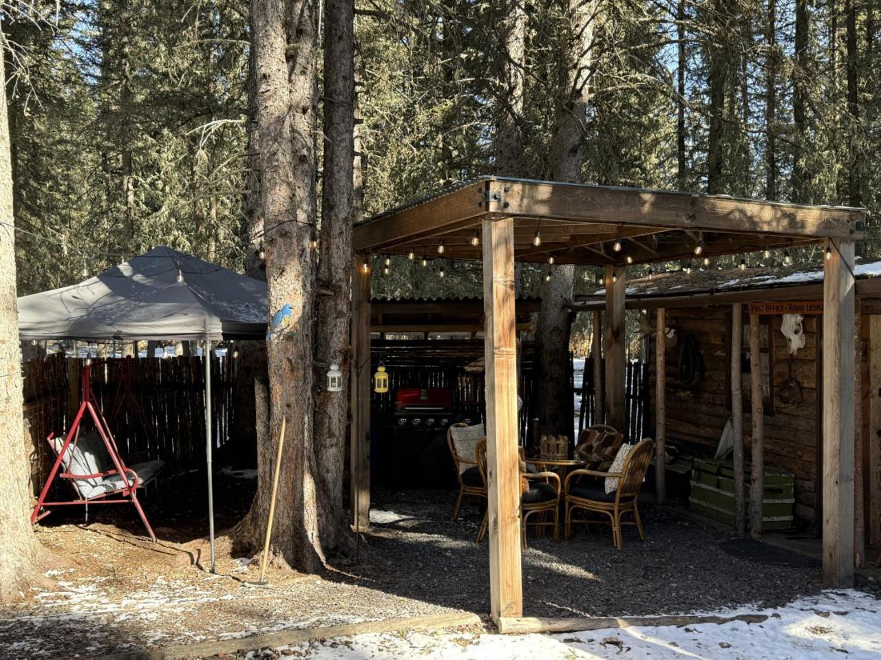Rustic Cozy Cabin With Hot Tub Bragg Creek Экстерьер фото