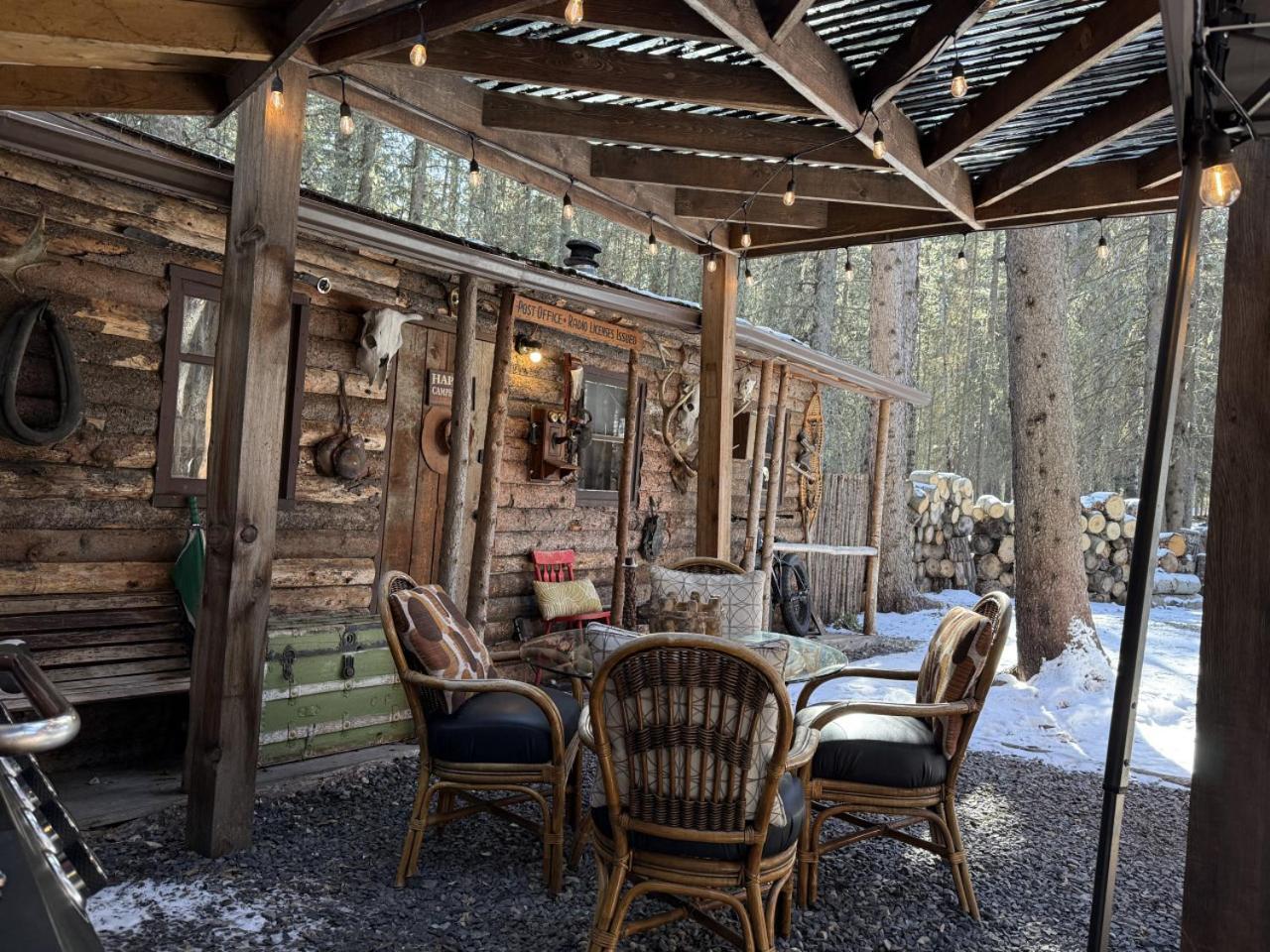 Rustic Cozy Cabin With Hot Tub Bragg Creek Экстерьер фото